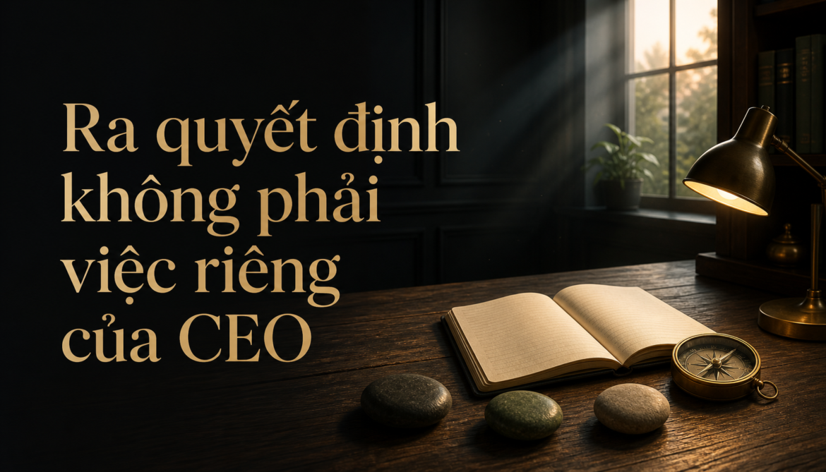 Bàn làm việc với la bàn và sổ ghi chép tượng trưng cho ra quyết định trong doanh nghiệp nhỏ